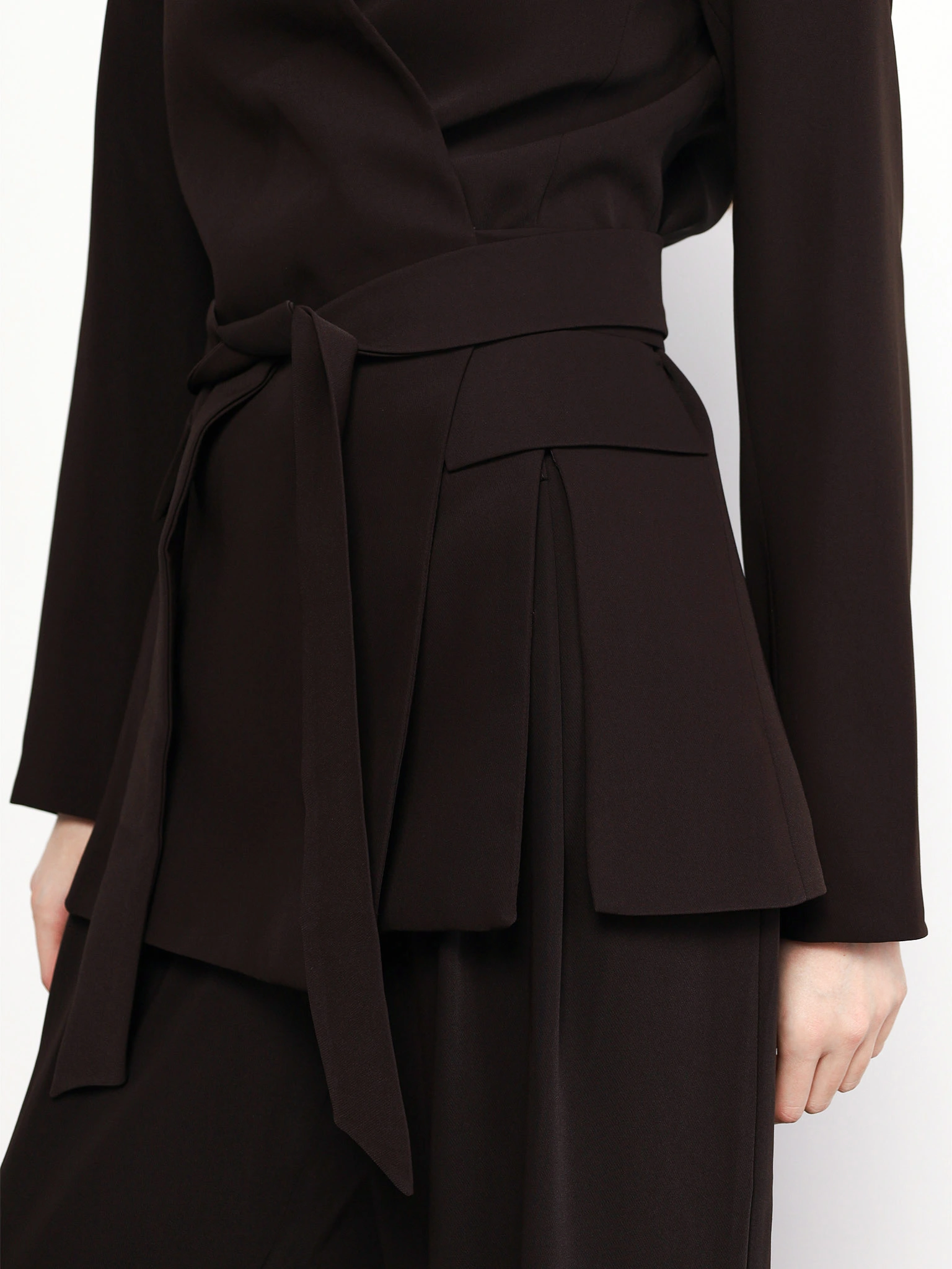 Жакет темно-коричневого цвета прямого кроя с имитацией карманов